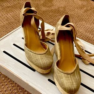 Nine West tan/gold wedge calf  tie-ups